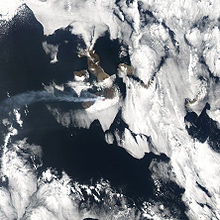 Image satellite des îles Galápagos en octobre 2005 lors de la dernière éruption de la sierra Negra dont le panache volcanique est visible dans la partie gauche de l'image.