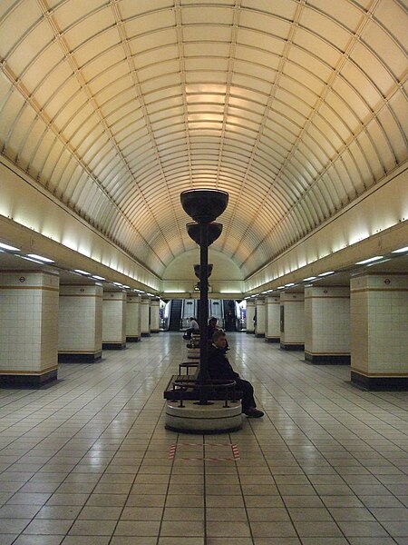 File:Gants Hill stn interior concourse.JPG