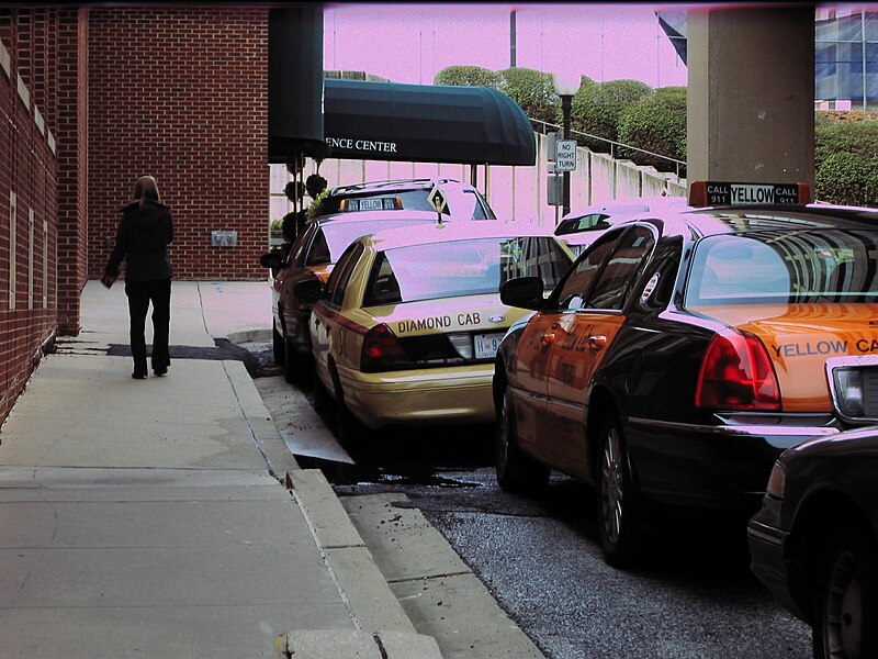 File:Georgetown confcenter taxis.JPG