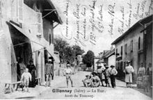 Gillonnay, la rue, arrèt du tramway en 1908, p 92 de L'Isère les 533 communes.jpg