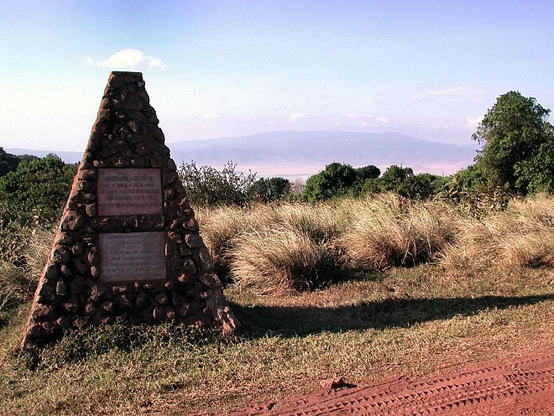 Plik:Grzimek grave,Ngorongoro.jpg