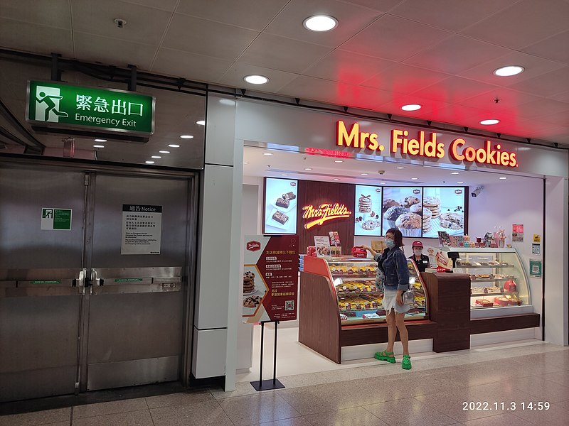 File:HK CWB MTR 銅鑼灣站 Causeway Bay Station concourse shop Mrs Fields Cookies bakery November 2022 Px3.jpg