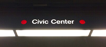 Skilt med angivelse af "Civic Center".  Den røde prik, symbol på den røde linje, er placeret på begge sider af dette navn.