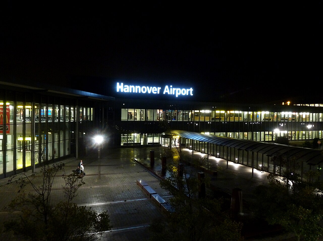 1280px-Hannover_Airport_-_night_photograph.jpg