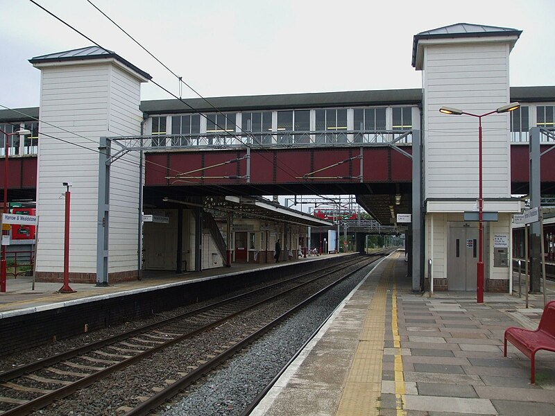 File:Harrow & Wealdstone stn mainline platforms look south.JPG