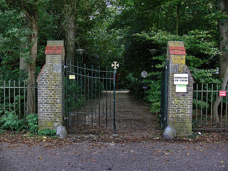 File:Heiloo, Heiligdom Onze Lieve Vrouw ter Nood, Aanleg en twee hekpijlers.jpg