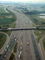 18-pasowa autostrada 401 w Ontario, z podziałem na biegnące równolegle pasy ekspresowe (express lanes) i pasy zbiorcze (collector lanes)