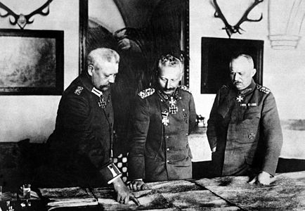 I. Dünya Savaşı sırasında Alman İmparatorluğu Genelkurmay karargâhında Paul von Hindenburg, Kaiser II. Wilhelm ve General Erich Ludendorff (1917). (Üreten Bilinmemektedir.)