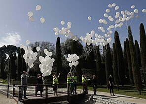 Homenaje en memoria de las víctimas del atentado del 11 de marzo de 2004 en el Bosque del Recuerdo 02.jpg