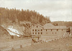 Nybygd mølle og sagbruk ved Hopla i Åsen på 1910-tallet. Ned langs fossen går både tømmerrenne og rørledning.