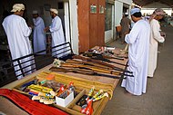 Torikauppaa Ibrassa, myös aseita on kaupan.