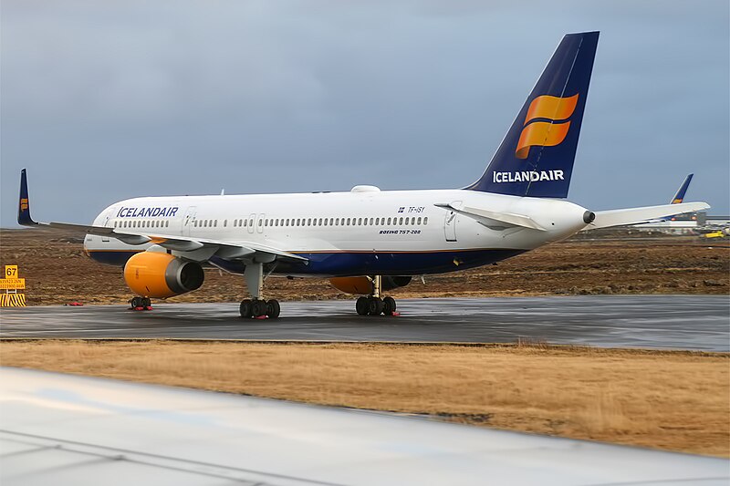 File:Icelandair B757-200 (TF-ISY) @ KEF, Dec 2016.jpg