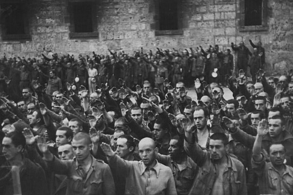 POW brigadiers in Cardeña give the fascist salute, October 1938
