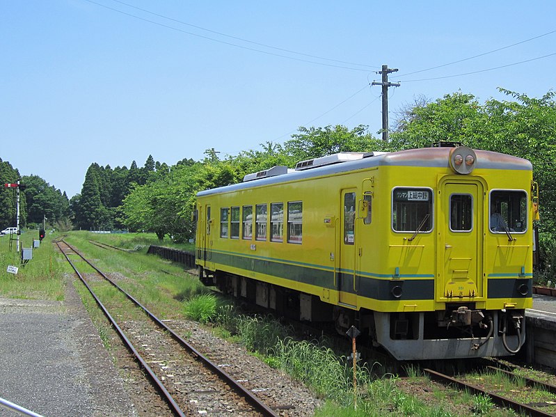 File:Isumi Railway Isumi 351 at Kuniyoshi Station.jpg