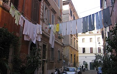 La lessive est suspendue pour sécher au-dessus d'une rue italienne.