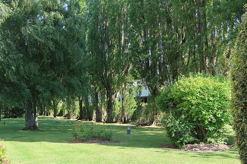 File:Jardin résidence La Faisanderie, Les Clayes-sous-Bois, Yvelines 3.jpg