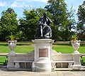 Sitzstatue von Edward Jenner im Kensington Gardens, London, von William Calder Marshall 1858. Ursprünglich stand sie am Trafalgar Square