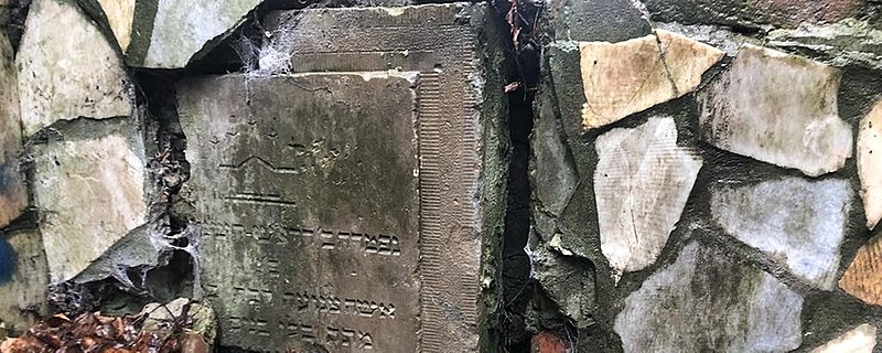 File:Jewish headstones on Chuprynky Street, Lviv -02.jpg