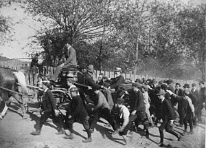 John Mitchell, président de l'UMWA arrivant dans la ville charbonnière pendant la grève anthracite de 1902.jpg