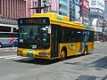 ノンステップバスおよび小型バスは写真のような塗装である。写真はハイブリッド車の大型ノンステップバス。