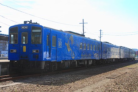 The four-car trainset formed of KiHa 141-700 series diesel cars, June 2014