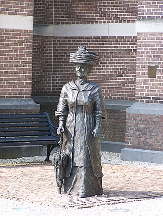 Statue of Queen Wilhelmina at Grote Kerk the Kerklaan/Loolaan in Apeldoorn. Made by Greet Grottendieck in 1998. Koningin Wilhelmina Greet Grottendieck Kerklaan Apeldoorn.JPG