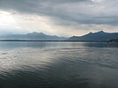 Vedere a munţilor Alpi de pe Chiemsee într-o zi ploioasă