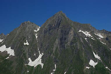 Le mont du Petit Valier à gauche et le mont Valier au centre.