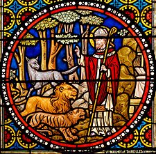 Svatý Austremon mezi divokou zvěří – prostřední panel vitráže v postranní kapli kostela sv. Austremona ve francouzském Issoire