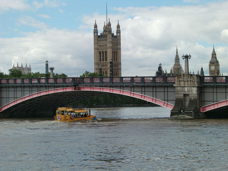 File:London Duck under Lambeth Bridge.jpg