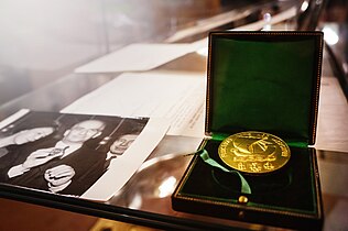 Médaille Vermeil de la Ville de Paris, attribuée à Louis de Funès en 1970.