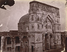 Hauptfassade der Lal-Darwaza-Moschee, Jaunpur, Beglar, Joseph David, 1870er Jahre.jpg