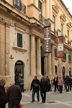 Malta - Valletta - Triq ir-Repubblika + Auberge de Provence 01 ies.jpg