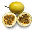 Passiflora edulis f. flavicarpa: Frucht geschlossen und geöffnet