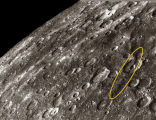 Vue oblique du cratère Wren et de ses environs sur Mercure à bord du Mariner 10. À droite Antoniadi Dorsum.