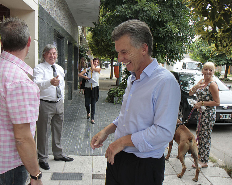 File:Mauricio Macri dialogó con vecinos del barrio Naón (8426753507).jpg