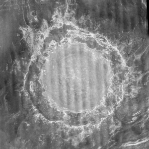 Krater Mead. Radarbild der Sonde Magellan vom 12. November 1990. Die dunklen Streifen sind bei der Bearbeitung der Radardaten entstanden.