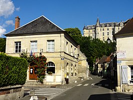 Het gemeentehuis mairie en het kasteel Châteaux de Mello