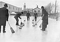 Hommes jouant au curling en Ontario en 1909.