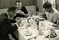Cooper raňajkuje v spoločnosti Deka Slaytona a Wallyho Schirru v deň štartu