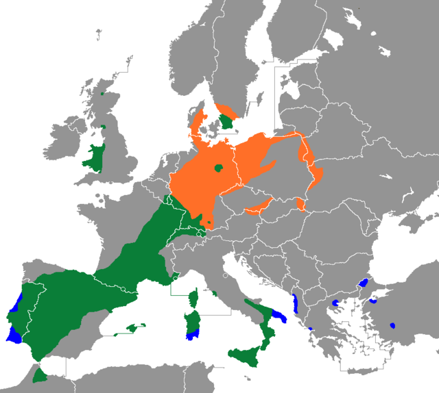 Distribuado de la Ruĝa milvo 
verde: la tutan jaron; oranĝe: reproduktantoj kiuj vintras for; blue: vintrejoj