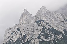 Quoique, vue depuis Mittenwald (Allemagne), la Viererspitze (à g.) soit apparemment haute, elle possède en fait une hauteur de culminance très faible, de 10 m environ.