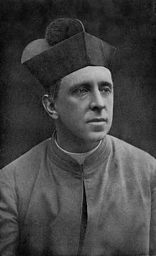Monsignore R. H. Benson im Oktober 1912 im Alter von 40.jpg