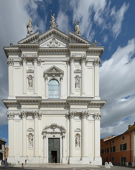 File:Montichiari duomo facciata intera.jpg