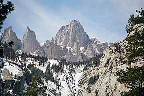 Die oostelike kant van Mount Whitney, soos gesien vanuit die Whitney Portal