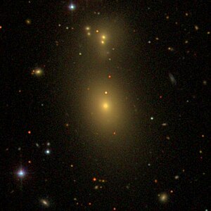 NGC 6338 med LEDA 3135982 (lo), LEDA 59943 (o), LEDA 2564238 (lu) & LEDA 2564271 (ru) [1] SDSS inspelning