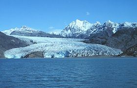 Glacier Körfezi'nden buz cephesinin görünümü.