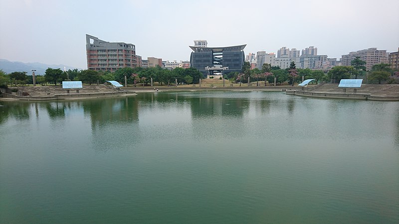 File:NTPU 心湖及表演區.jpg