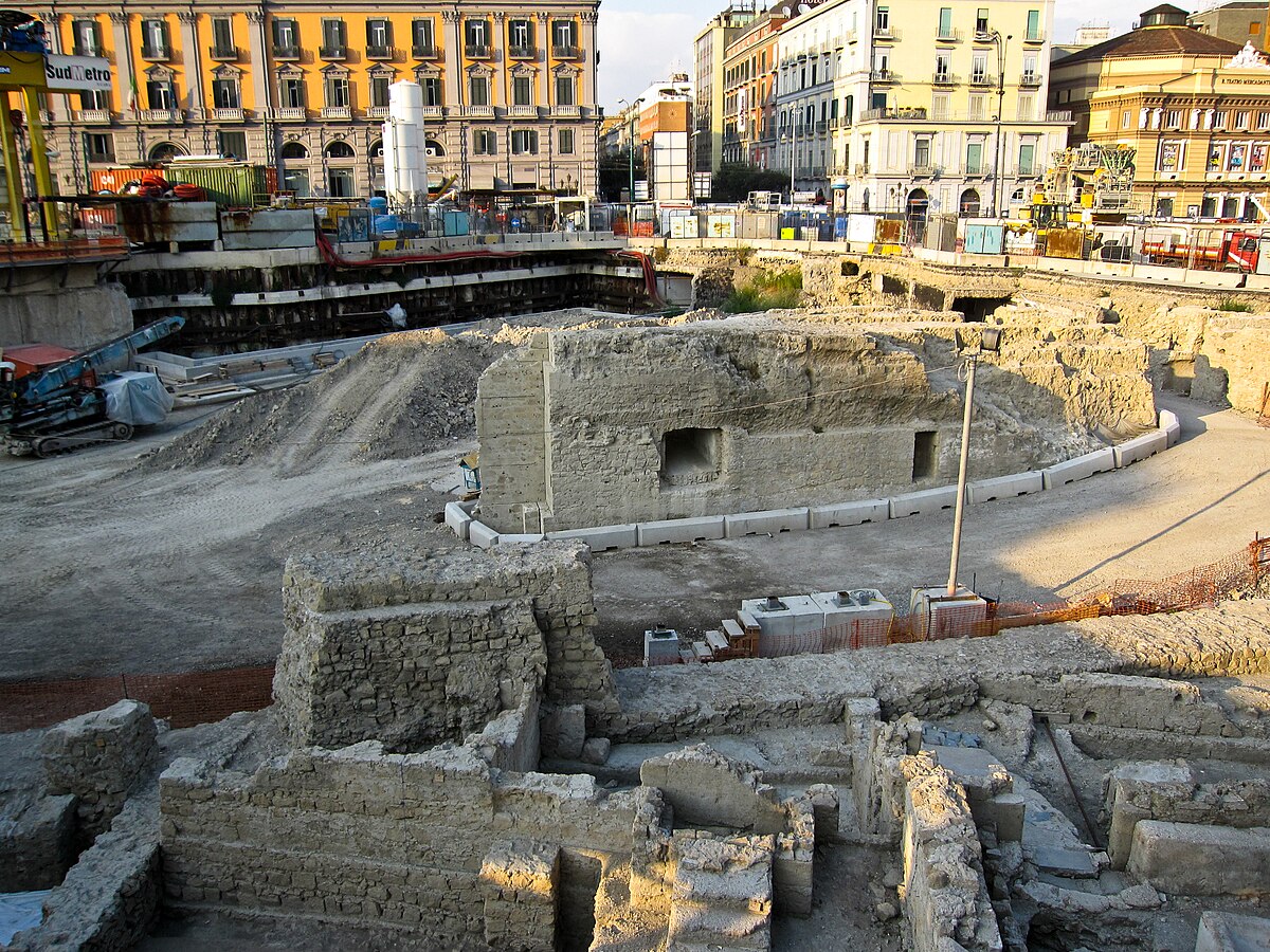 File:Napoli - piazza Municipio - cantiere metropolitana.jpg - Wikipedia