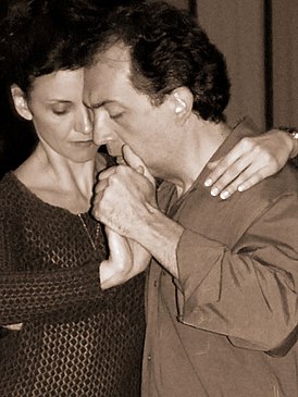 Густаво Навейра с Жизель Анне во время урока танца